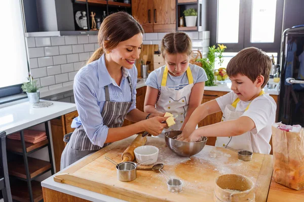 Moeder Koken Samen Met Haar Zoon Dochter — Stockfoto