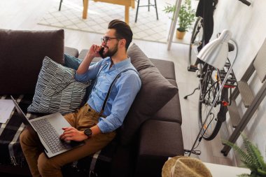 Genç adam evde uzaktan çalışan serbest çalışan biri.