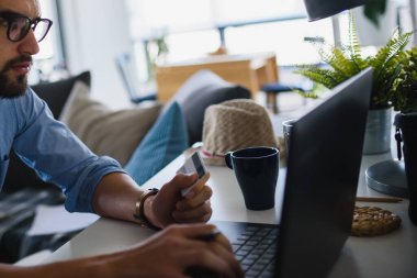 Genç adam evde uzaktan çalışan serbest çalışan biri.