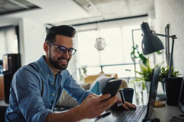 Genç adam evde uzaktan çalışan serbest çalışan biri.