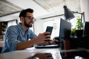 Genç adam uzaktan kumandalı çalışıyor. 