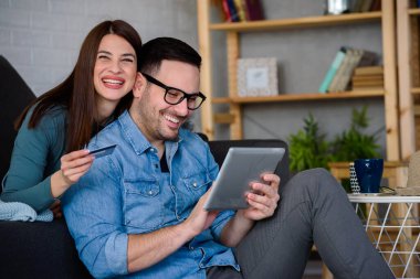 Mutlu çift evde online sipariş veriyor, alışveriş konsepti.