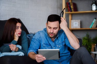 Mutlu çift evde online sipariş veriyor, alışveriş konsepti.