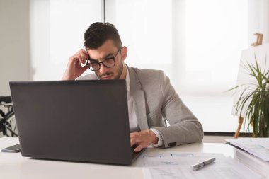 Ofiste çalışan bir işadamı..