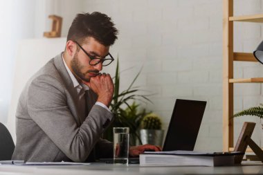 Ofiste çalışan bir işadamı..