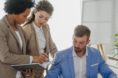 İş ekibi ofiste yeni projeyi tartışıyor