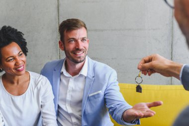 Çift yeni bir daire alıyor, kağıtları imzalıyor, anahtarları alıyor.