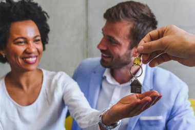 Çift yeni bir daire alıyor, kağıtları imzalıyor, anahtarları alıyor.