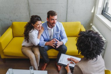 Mutlu çift kağıtları imzalıyor, yeni bir daire alıyor.