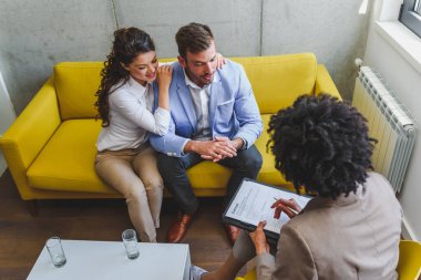 Mutlu çift kağıtları imzalıyor, yeni bir daire alıyor.