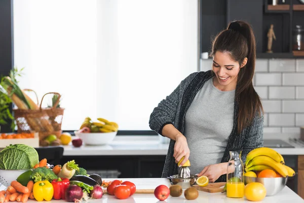 Frau Schneidet Früchte Küche Gesundes Ernährungskonzept — Stockfoto