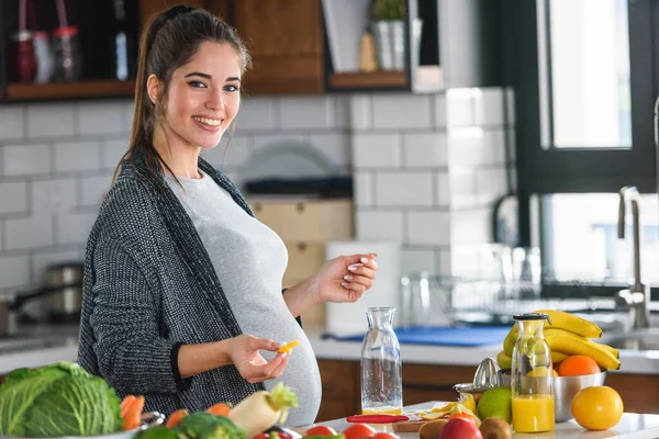 Žena Krájení Ovoce Kuchyni Zdravá Výživa Koncept — Stock fotografie