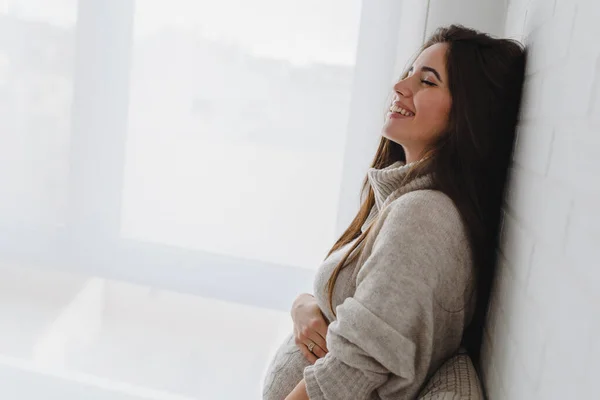 Ung Vacker Gravid Kvinna Poserar Nära Fönstret — Stockfoto