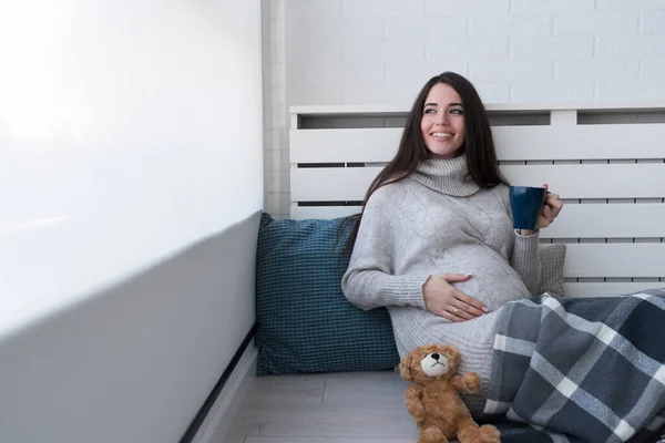 Vacker Gravid Kvinna Som Har Vila Hemma — Stockfoto