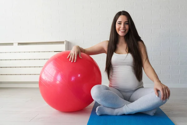 Pregnant Woman Exercising Ball Gym — Stock Photo, Image