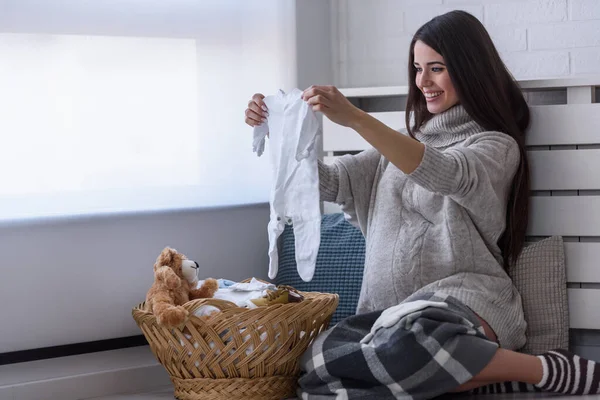 Ung Gravid Kvinna Med Tvätt Hemma — Stockfoto