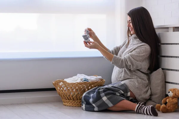 Ung Gravid Kvinna Med Tvätt Hemma — Stockfoto