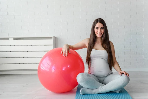 Gravid Kvinna Tränar Med Boll Gymmet — Stockfoto