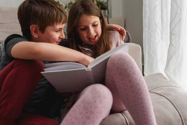 家里读书的小男孩和小女孩 — 图库照片
