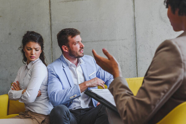 пара посещающих психолога, психотерапия