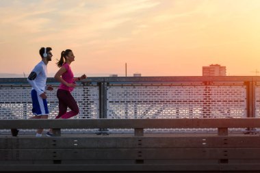 Köprüde spor çift eğitimi.