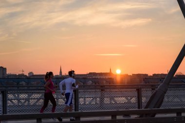 Köprüde spor çift eğitimi.