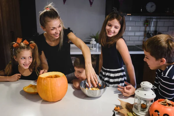 Barn Som Har Roligt Förbereder Sig För Halloween Fest — Stockfoto
