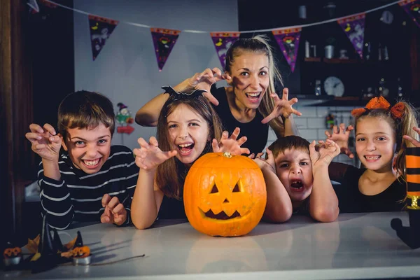 Kinderen Hebben Plezier Voorbereiding Halloween Feest — Stockfoto