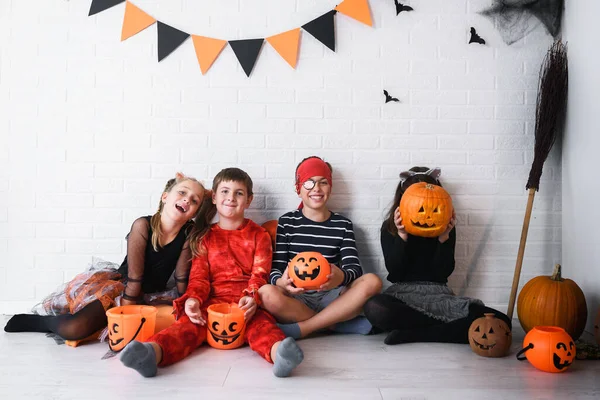 Halloween Feest Groep Kinderen Wachten Snoep — Stockfoto