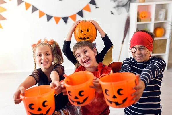 Halloweenská Oslava Skupina Dětí Čeká Bonbóny — Stock fotografie
