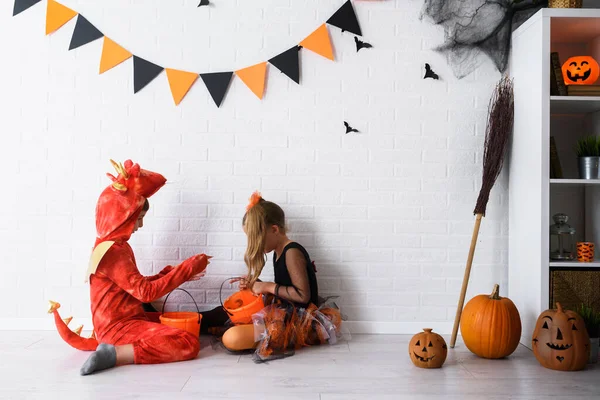 Neşeli Çocuklar Anneleri Cadılar Bayramı Partisine Hazırlanıyor — Stok fotoğraf