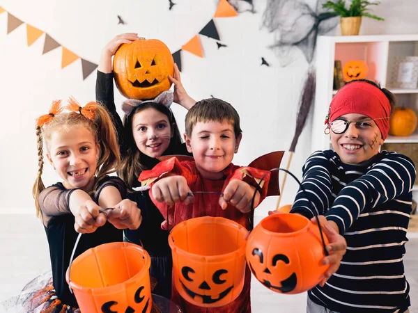 Fête Halloween Groupe Enfants Attente Bonbons — Photo