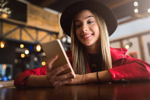 Портрет Усміхненої Молодої Жінки Повсякденному Вбранні Мобільним Телефоном — стокове фото
