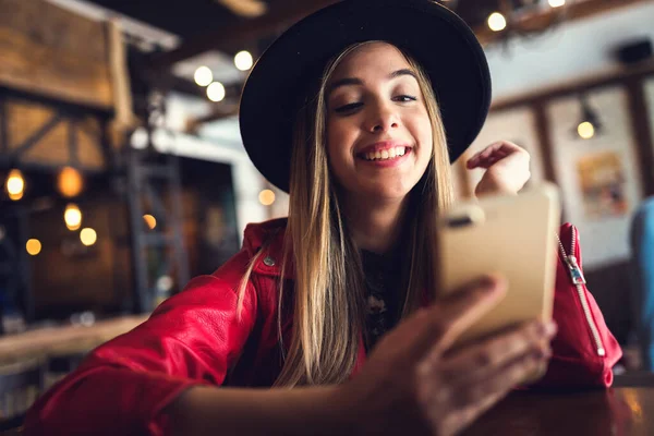 笑顔の若い女性のポートレートを携帯電話でカジュアルに — ストック写真