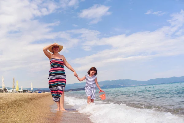 Madre Con Hija Pequeña Caminando Orilla Del Mar — Foto de Stock