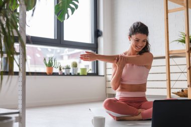 Evde esneme egzersizleri yapan çekici bir kız. Güzel bir kadın yoga ve meditasyon yapıyor.. 