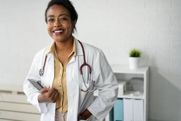 Femme Médecin Afro Américaine Souriante Avec Stéthoscope Manteau Blanc Debout — Photo