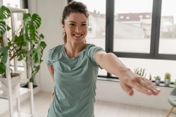 Attraktiv Flicka Gör Stretching Övningar Hemma Vacker Kvinna Utövar Yoga — Stockfoto