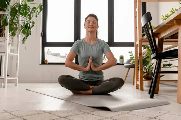 Attraente Ragazza Facendo Esercizi Stretching Casa Bella Donna Praticare Yoga — Foto Stock