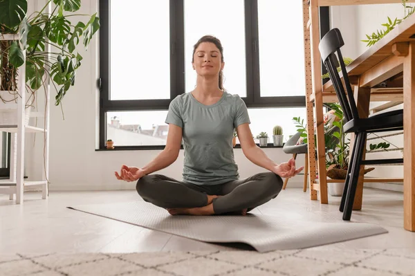 Attraente Ragazza Facendo Esercizi Stretching Casa Bella Donna Praticare Yoga — Foto Stock