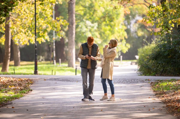 在秋天公园散步的老夫妇 — 图库照片