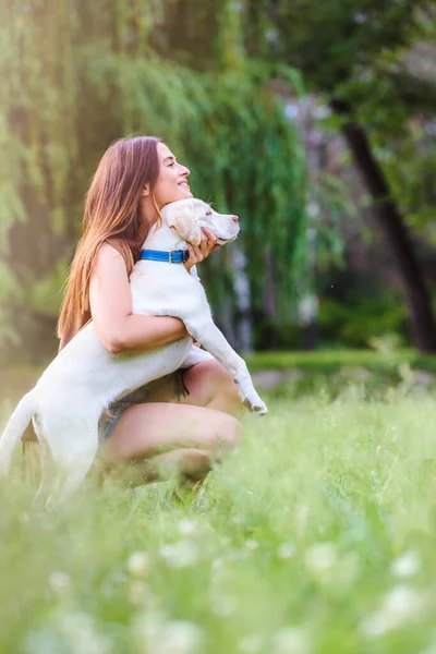 Junge Frau Spielt Mit Putzigem Labrador Retriever Öffentlichen Park Hund — Stockfoto