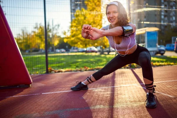 Young Woman Exercising Urban Sport Court — Stock Photo, Image
