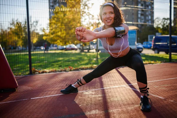 Jeune Femme Faisant Exercice Sur Terrain Sport Urbain — Photo