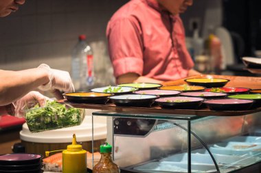 Lezzetli Asya yemekleri pişiren erkekleri yakından izleyin.