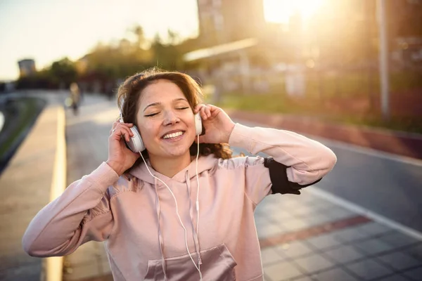 Genç Bayan Koşucu Dinleniyor Nehir Kenarında Müzik Dinliyor — Stok fotoğraf