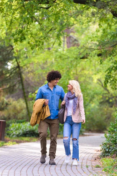 在公园里散步的年轻夫妇 — 图库照片