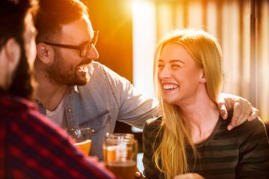 Barda aşık genç bir çift. 