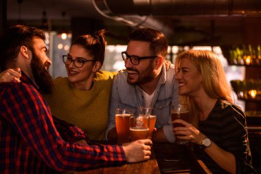 Barda bira içen bir grup genç arkadaş. 