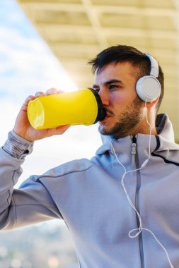 Şehrin Köprü Altında Suyla Kaçan Adam